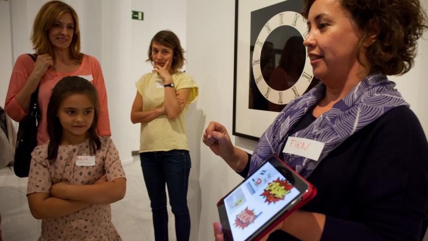 Niños y niñas en una actividad para familias en un museo