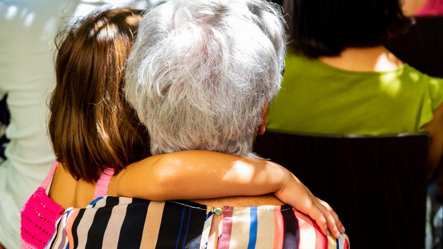 Abuela y nieta como espectadoras de una obra de teatro familiar
