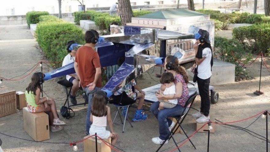 Varios niños y niñas jugando