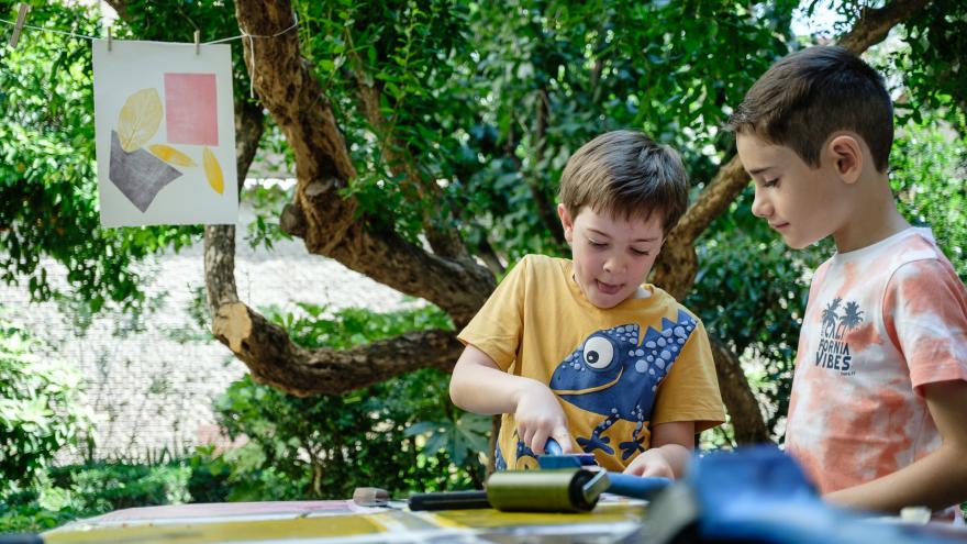 Niños estampando en un jardín