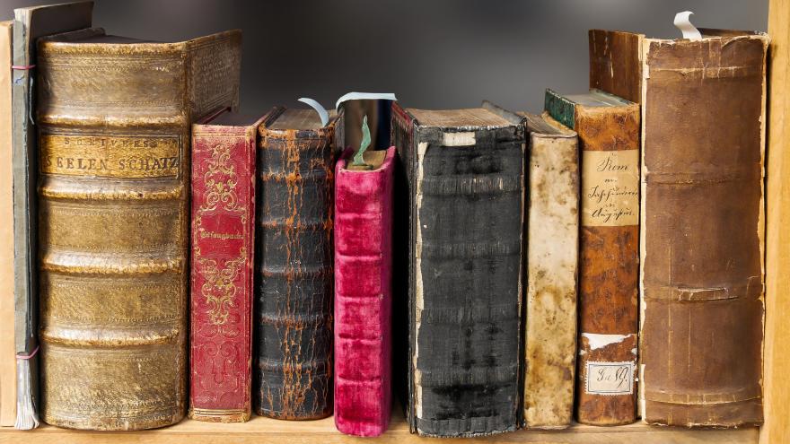 Libros antiguos en estantería