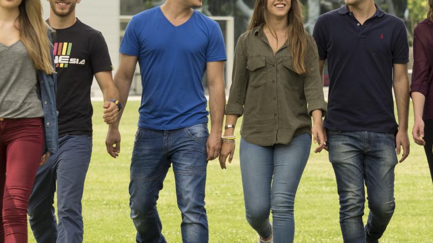 Jóvenes estudiantes caminando