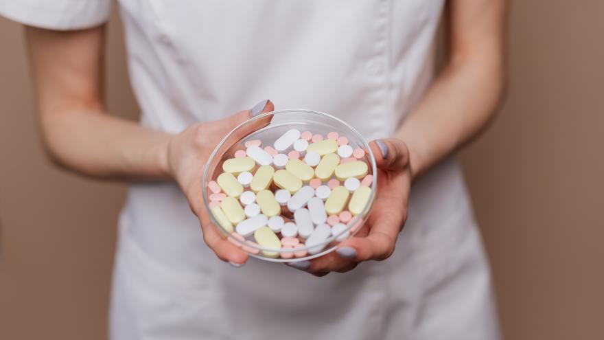 mano entregando medicamentos