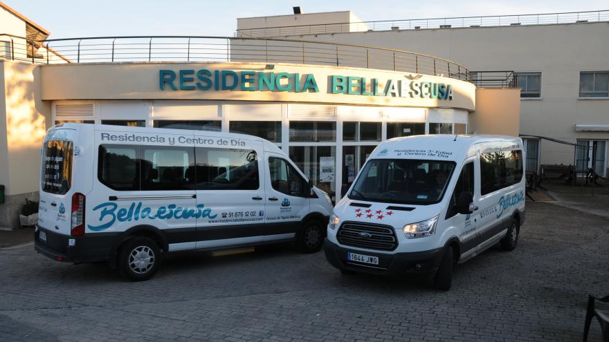 Fachada y vehículos residencia de mayores