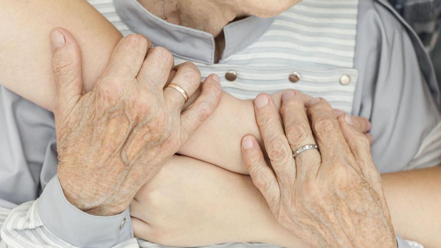 Nieta abrazando abuela