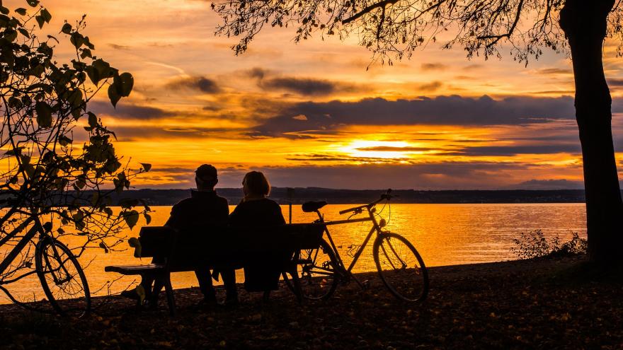 Ciclistas a orillas del pantano