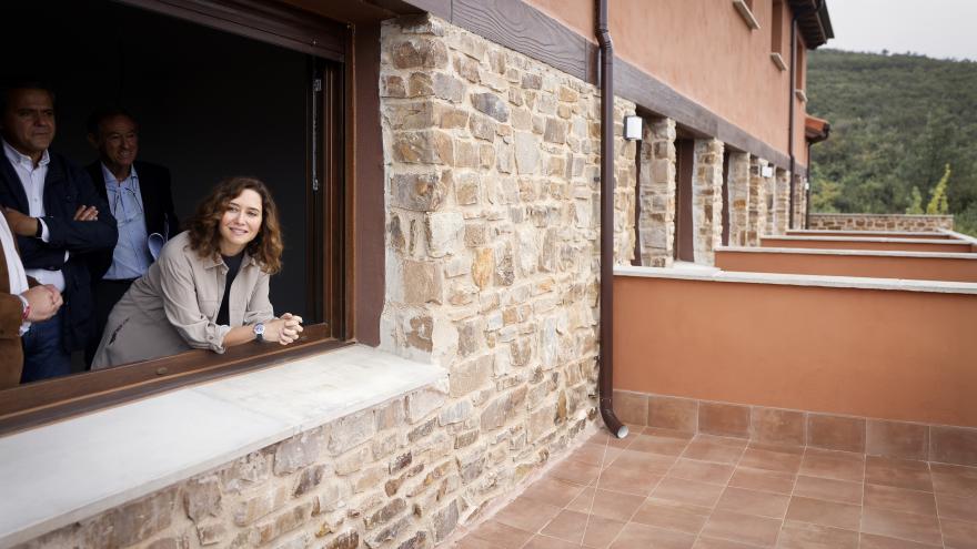 La presidenta asomada en una ventana
