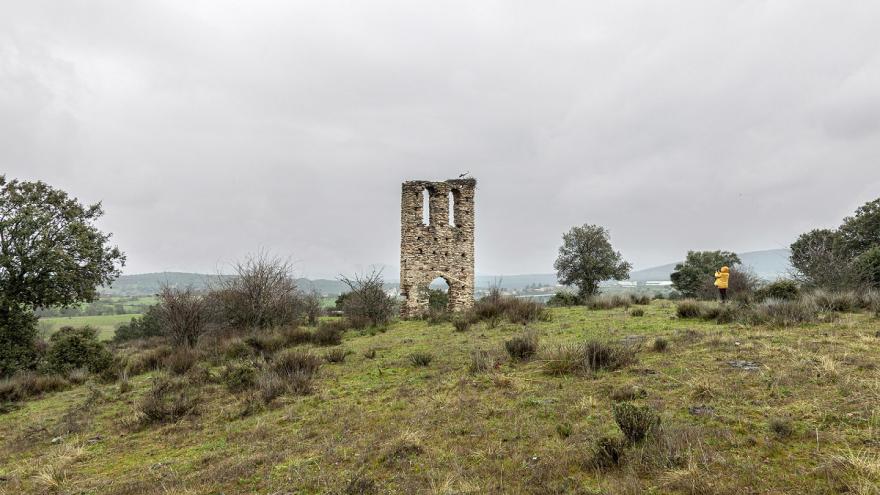 REGIÓN. Villavieja del Lozoya. Espadaña de la antigua ermita de La Trinidad. Beatriz S. González Vista de un paisaje rural, se aprecia una espadaña