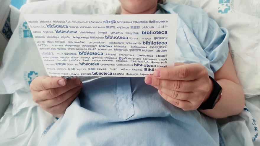 Paciente leyendo un relato escrito por un profesional del Hospital Severo Ochoa
