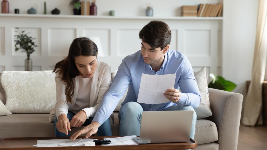 Una pareja calculando el irpf