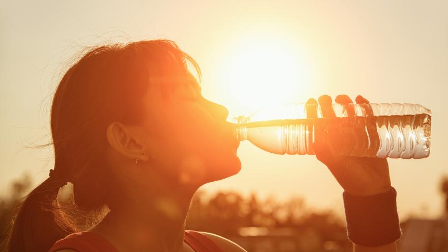 Una mujer tomando agua