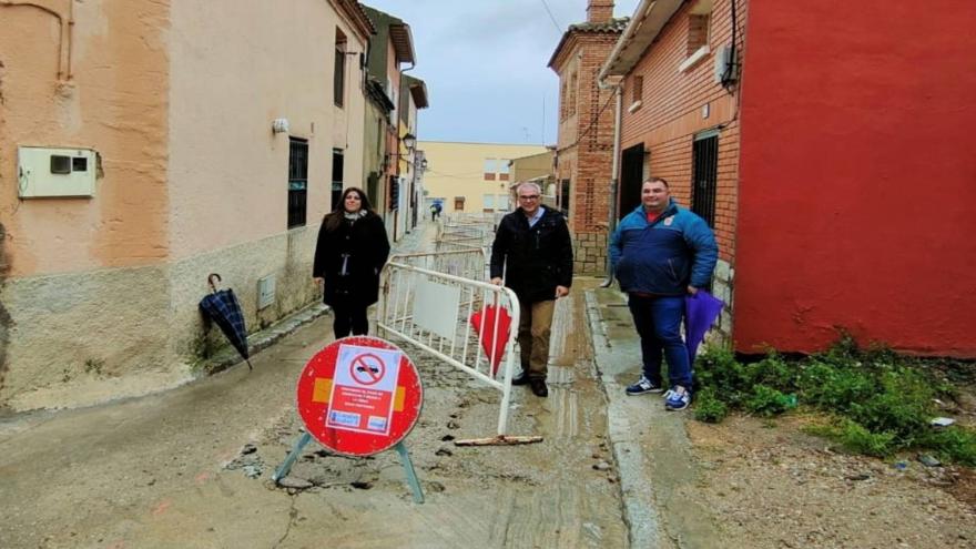 El consejero en una de las calles donde se realizan las obras