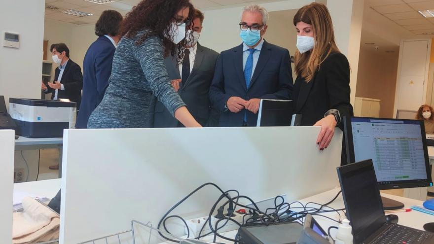 El consejer observa los avances en los espacios de trabajo híbridos