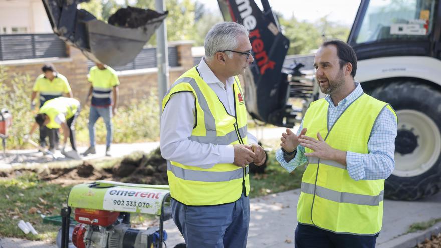 El consejero Carlos Izquierdo conversando