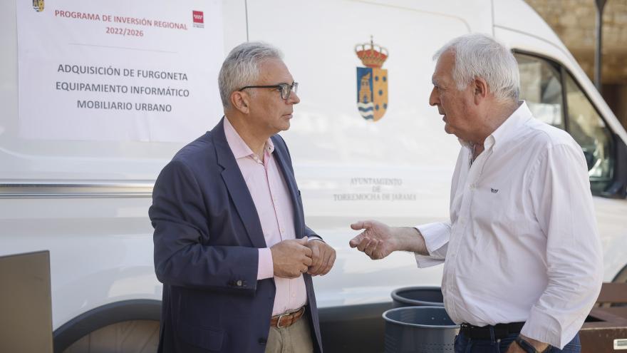 El consejero Carlos Izquierdo conversando con otra persona