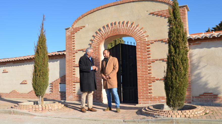 El consejero Carlos Izquierdo a las puertas de un cementerio