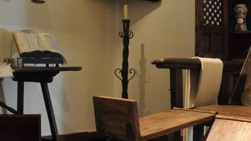 Silla de madera y demás artefactos de trabajo en la botica de Rodrigo de Cervantes del museo casa natal de Cervantes