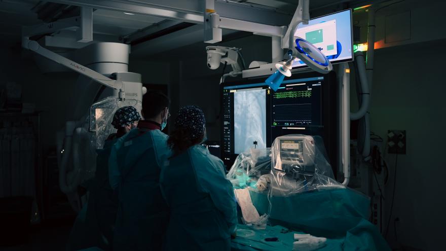 El Hospital público La Paz realiza un nuevo tratamiento mínimamente invasivo de un falso aneurisma 