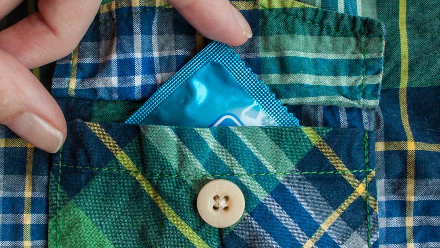 Preservativo en bolsillo de una camisa Preservativo en bolsillo de una camisa