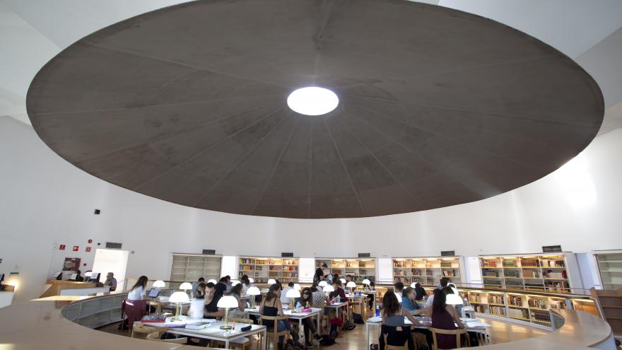 Una de las bibliotecas regionales con algunos lectores 