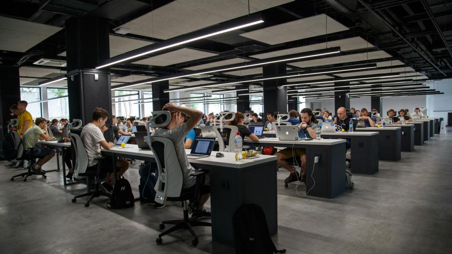 Imagen personas trabajando con ordenadores