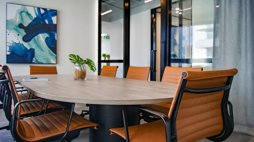 Imagen mesa de reuniones vacía