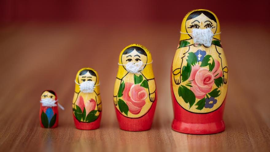 Imagen muñecas rusas con mascarilla