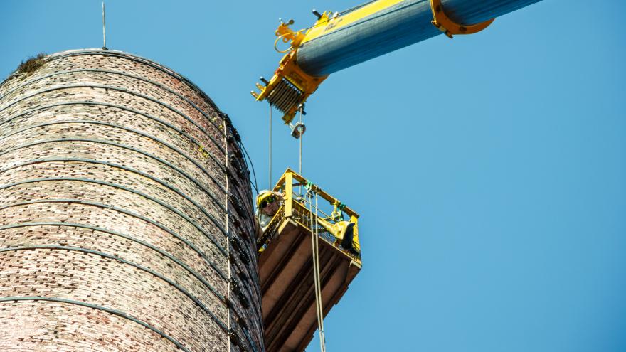 Imagen trabajador en cesta encima de un silo