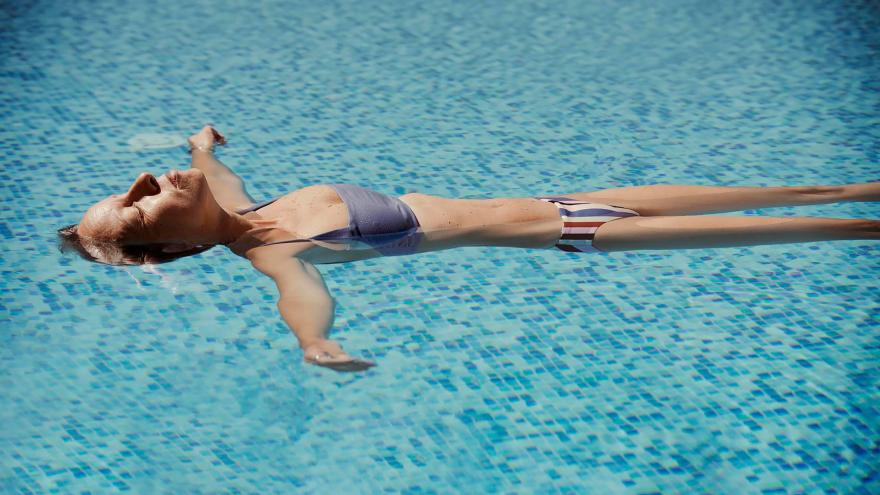 Imagen mujer flotando en el agua
