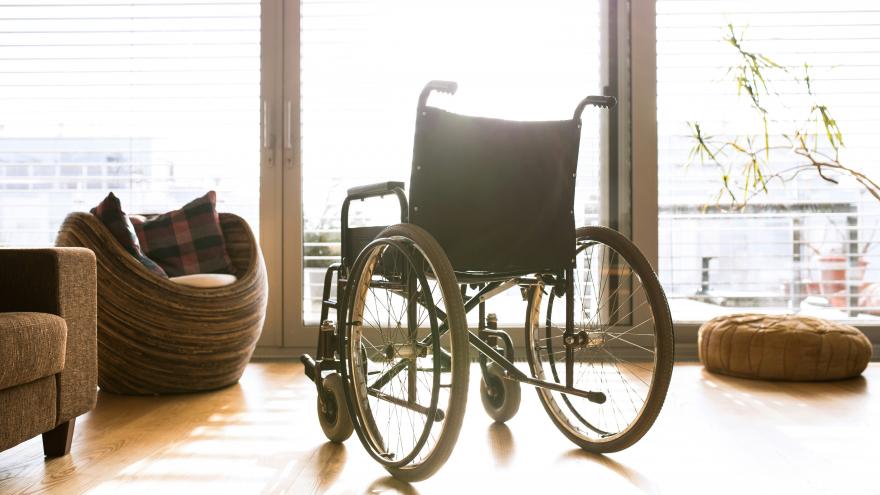 Imagen silla de ruedas al lado ventana