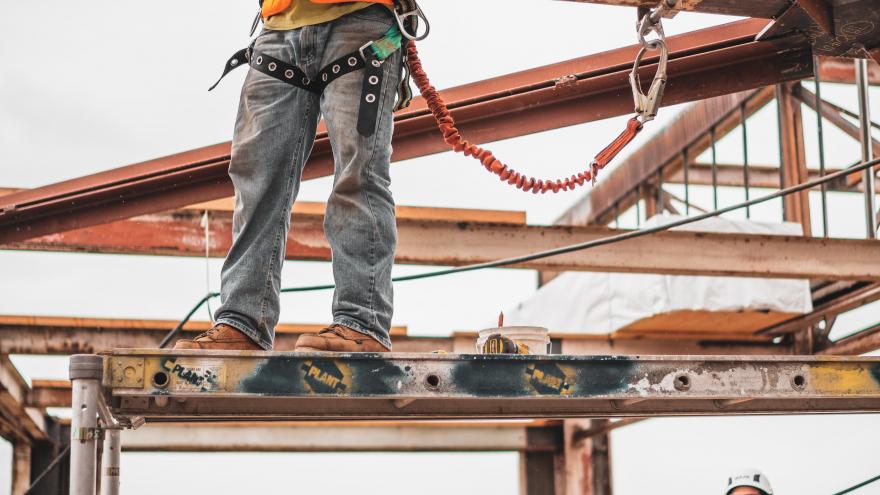 Obreros de la construcción trabajando