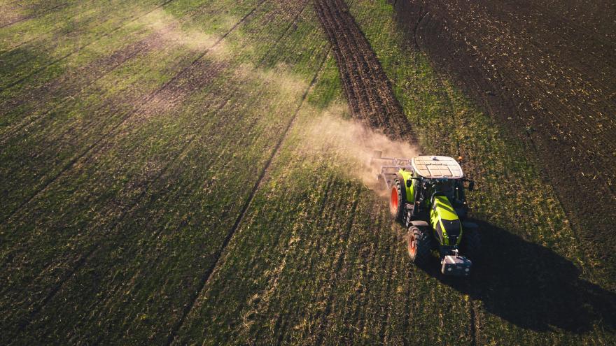 Imagen tractor trabajando campo