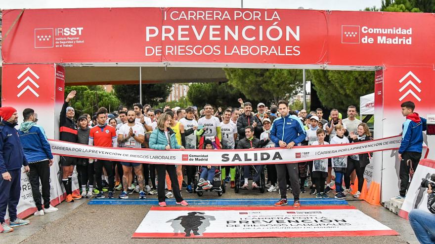 Corredores línea de salida carrera prevención riesgos laborales 