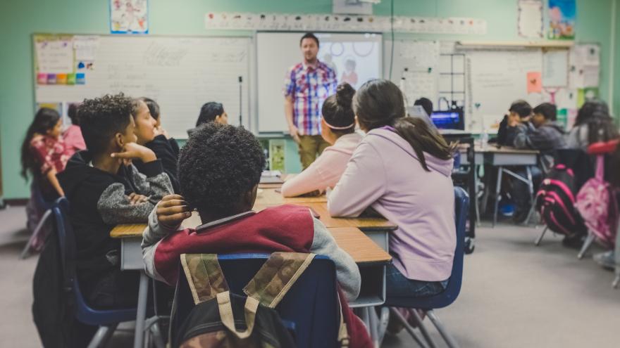 Alumnos escuchan atentamente al profesor