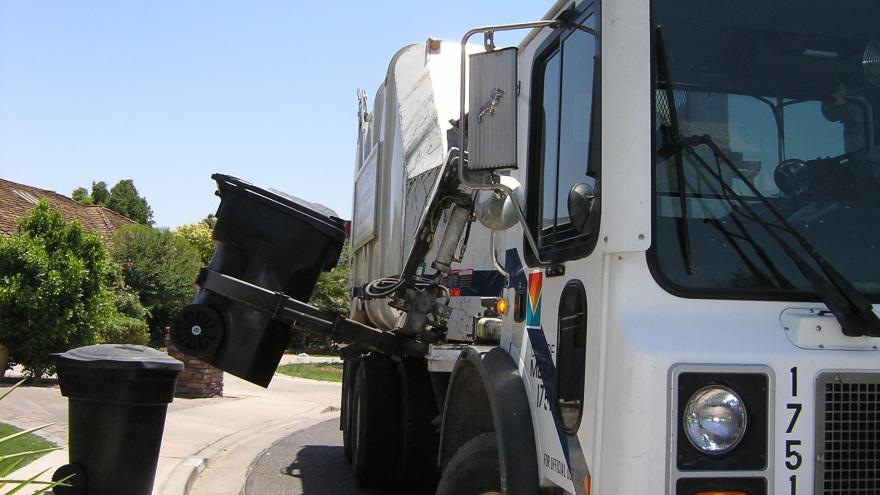 Foto camión y contenedores basura