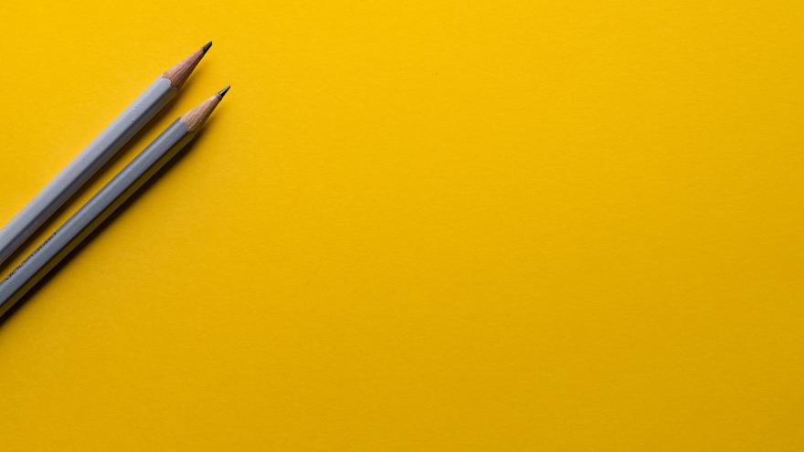 imagen lápices fondo amarillo