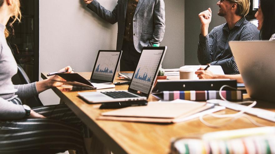 Foto reunión mesa trabajo con ordenadores