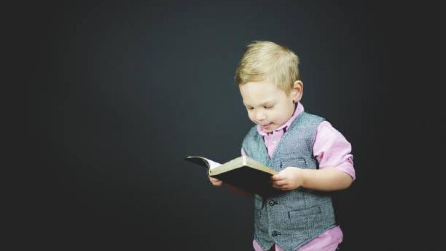 Imagen niño leyendo