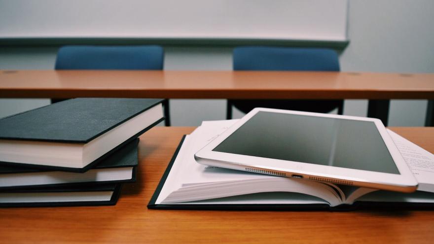 Libros y tablets en una mesa