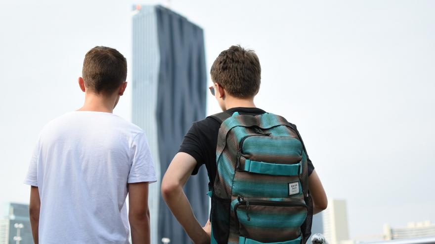 Adolescentes frente a un edificio