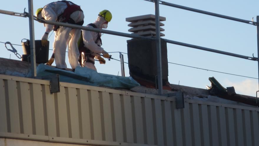 Trabajadores sobre un tejado