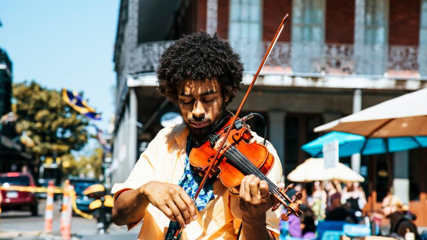 imagen músico con instrumento