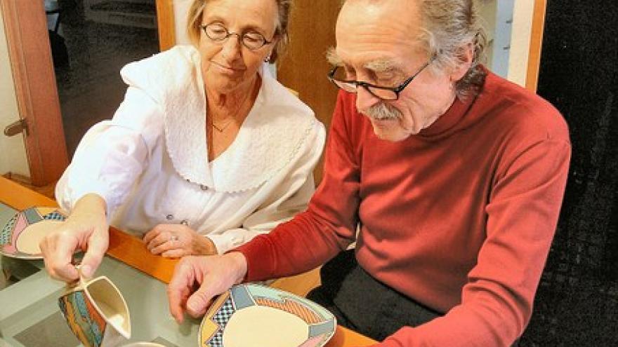 Mujer sirve desayuno a hombre