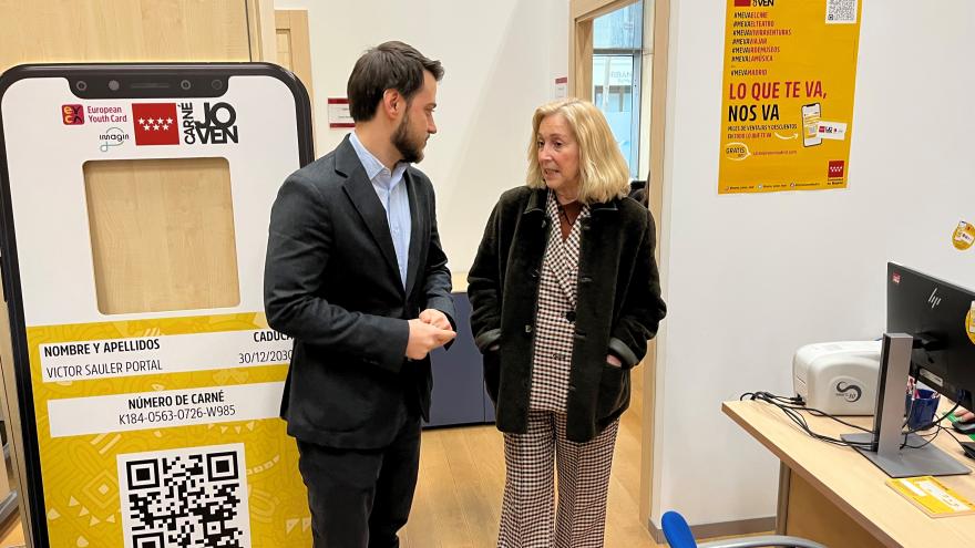 La consejera Concha Dancausa conversa con el director de Juventud