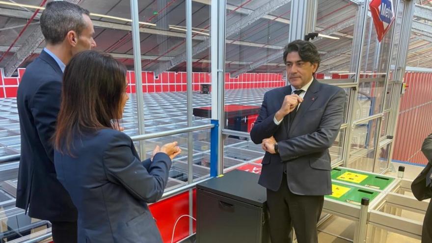 El consejero David Pérez observa el almacén automático