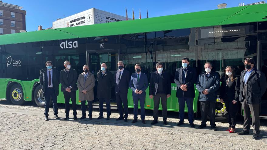 El consejero acompañado del equipo responsable delante del autobús