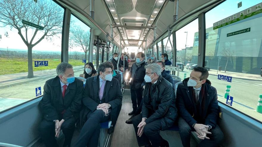 El consejero David Pérez dentro del autobús
