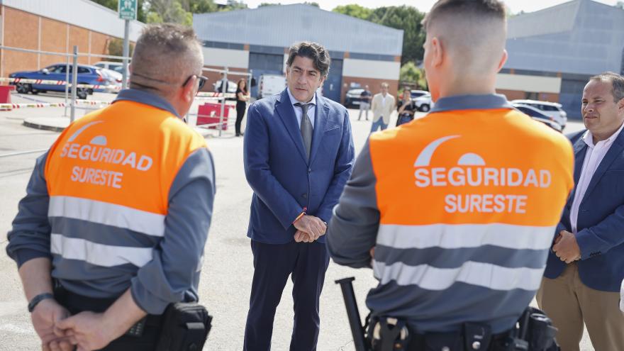El consejero conversa con los guardias