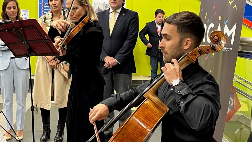 El consejero David Pérez observa el concierto