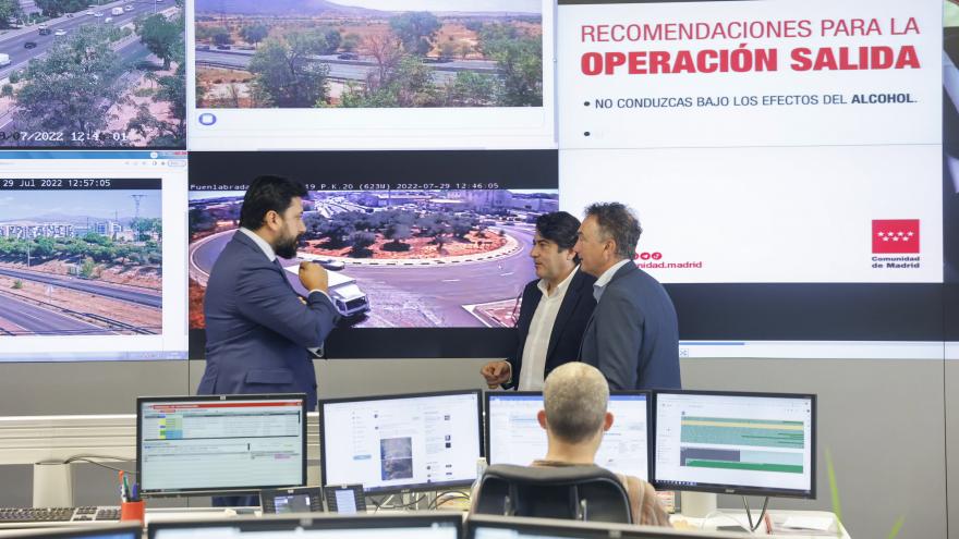 El consejero David Pérez en su visita a la oficina